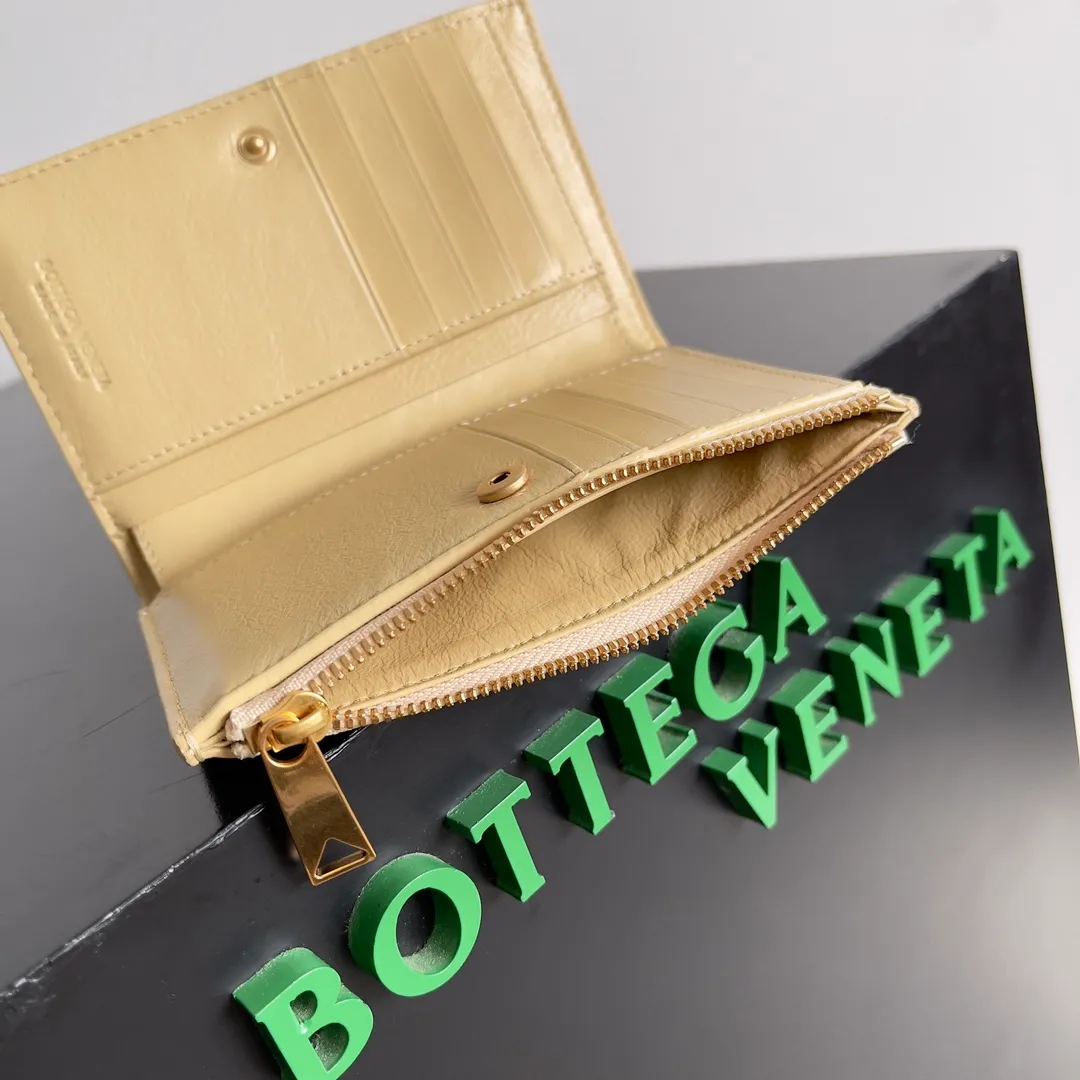 Batch 960 of BOTTEGA VENETA’s new woven small wallets are now shipping! ! ! 🥰🥰Made of carefully selected first-layer sheepskin fabric, this small luxury wallet has an elegant appearance and is also full of practicality. It can store change, driver's license and various cards at the same time. It is so small that it can be put in your pocket and carried with you. It is really convenient [Applause][Applause] Style No.: 667468 Size: 14.5*9.3*2cm